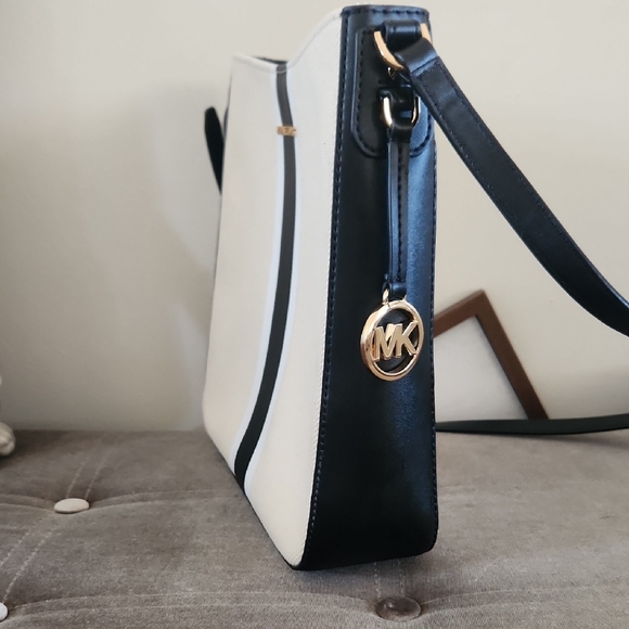 Michael Kors Large Messenger Crossbody - Picture 3 of 13